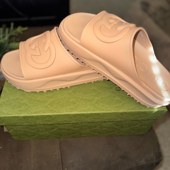 Gucci Interlocking G slide
Style 692380 JF00 2526 - Picture 4 of 10